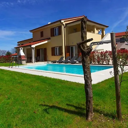 Luxury Olivia With Pool , 200m From The Banjole