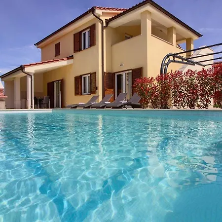 Luxury Olivia With Pool , 200m From The Villa
