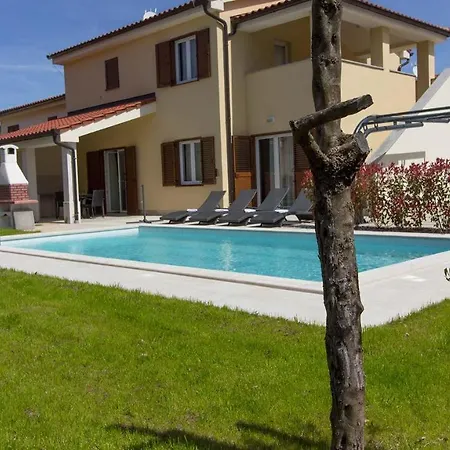 Luxury Olivia With Pool , 200m From The Villa