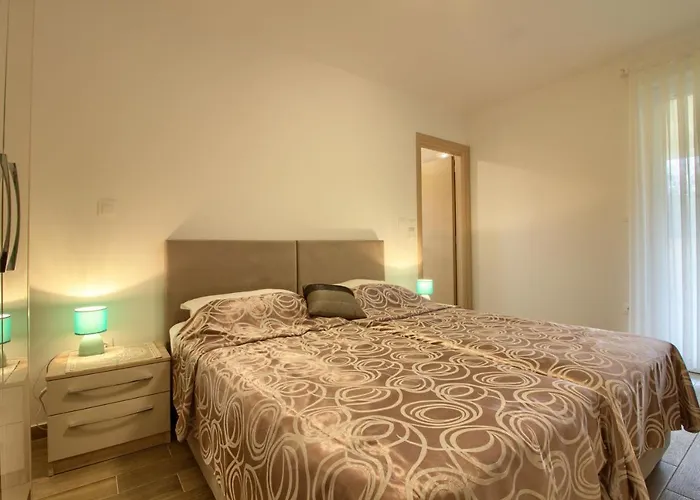 Luxury Olivia With Pool , 200m From The 别墅