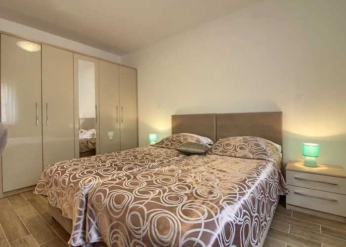 Luxury Olivia With Pool , 200m From The 빌라