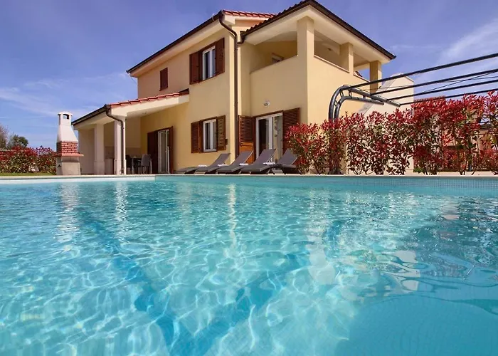 Luxury Olivia With Pool , 200m From The 빌라