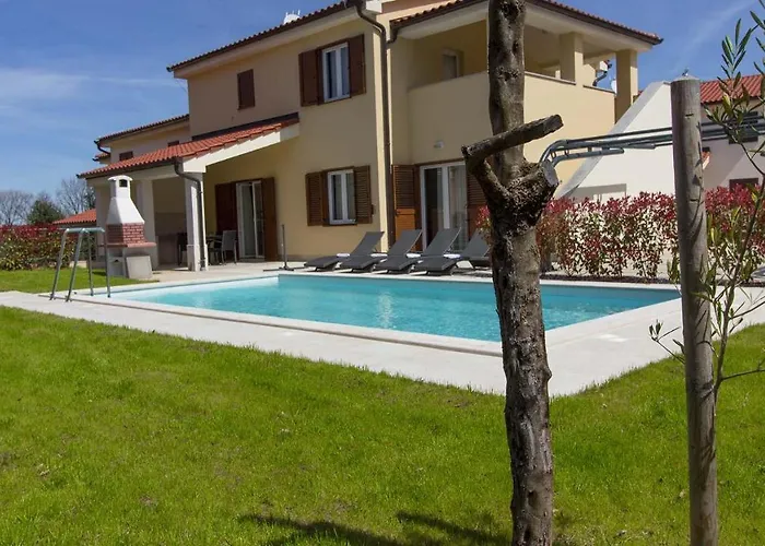 Luxury Olivia With Pool , 200m From The 빌라