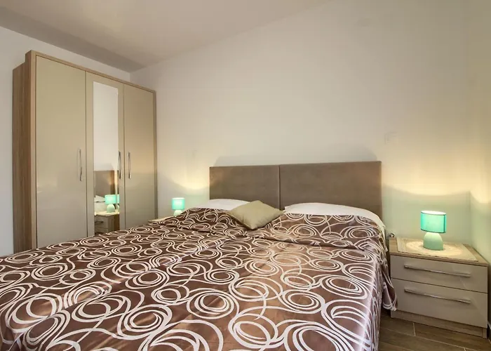 Luxury Olivia With Pool , 200m From The 빌라