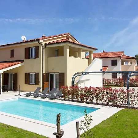 Luxury Olivia With Pool , 200m From The Villa *