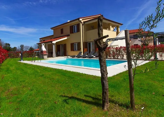 Luxury Olivia With Pool , 200m From The Banjole